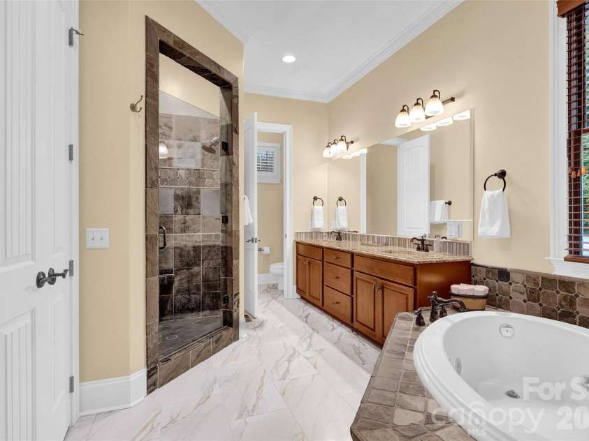 105 Tuskarora Point Lane, Mooresville, NC 28117.  MLS# CAR4325072, YatesRealty ID 16219. Master Bath