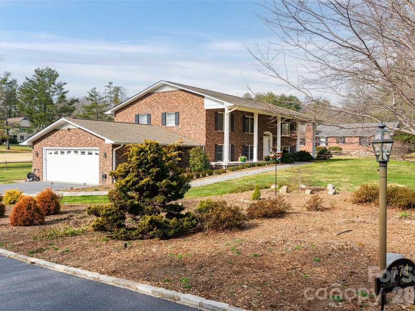 774 Crooked Creek Road, Hendersonville, NC 28739.  MLS# CAR4332331, YatesRealty ID 16220. 