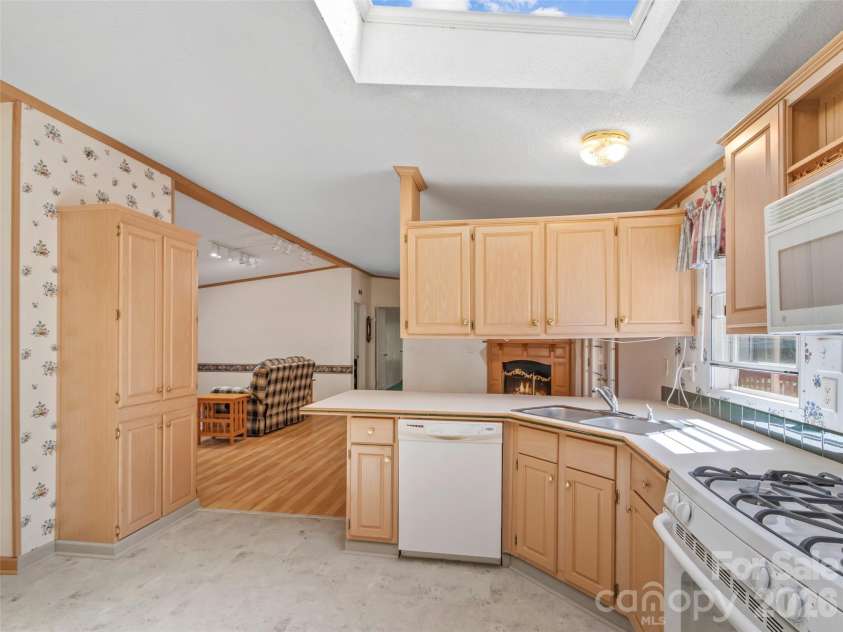 469 Hensley Branch Road, Burnsville, NC 28714.  MLS# CAR4369351, YatesRealty ID 16223. 