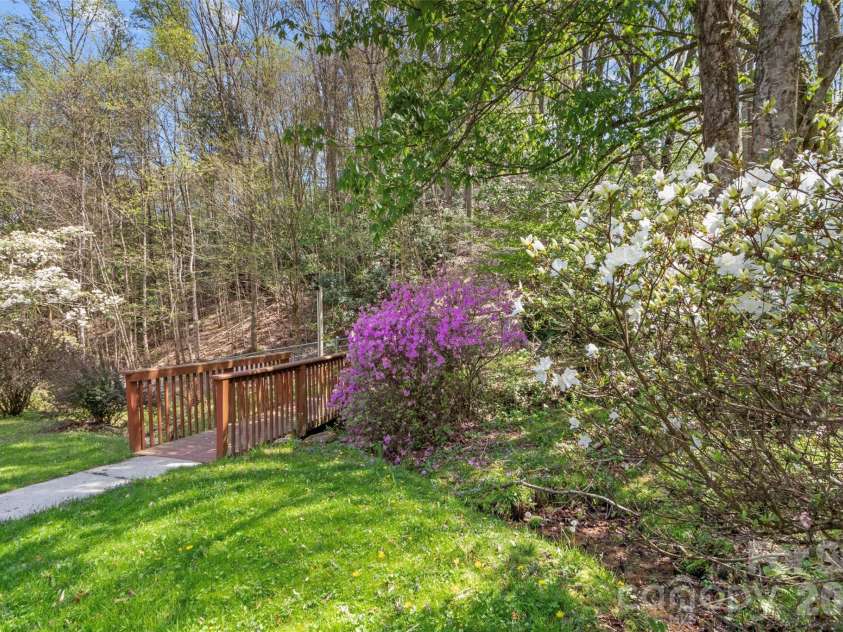 469 Hensley Branch Road, Burnsville, NC 28714.  MLS# CAR4369351, YatesRealty ID 16223. 