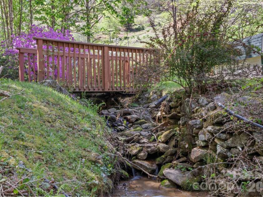 469 Hensley Branch Road, Burnsville, NC 28714.  MLS# CAR4369351, YatesRealty ID 16223. 