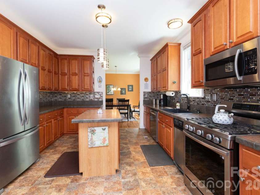 39 Kylie Grace Lane, Candler, NC 28715.  MLS# CAR4363998, YatesRealty ID 16224. Kitchen