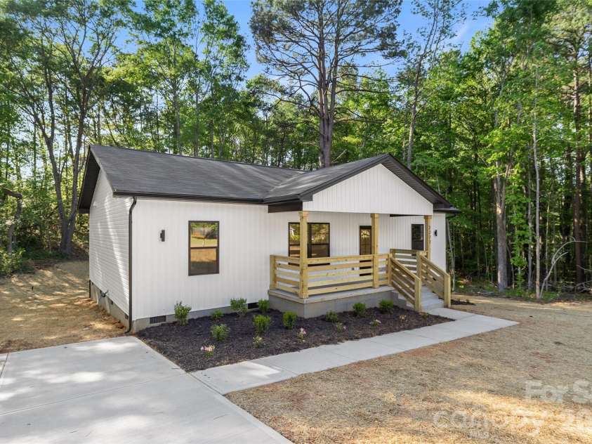 2277 Pacer Drive, Lancaster, SC 29720.  MLS# CAR4370344, YatesRealty ID 16225. 