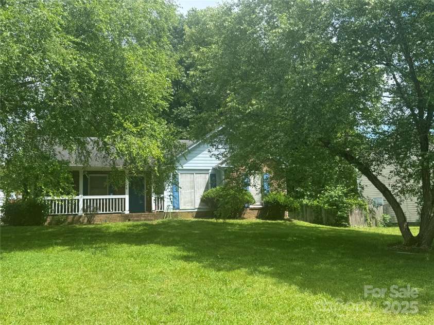 8122 Cadmium Court, Charlotte, NC 28215.  MLS# CAR4255075, YatesRealty ID 16225. 