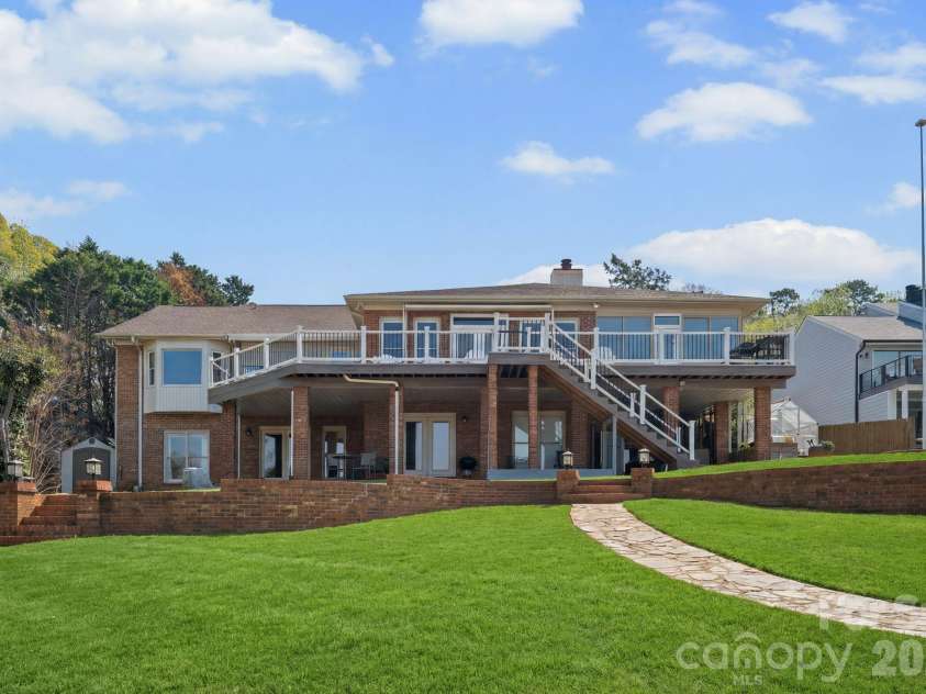 15236 Elena Drive, Charlotte, NC 28278.  MLS# CAR4368720, YatesRealty ID 16227. 