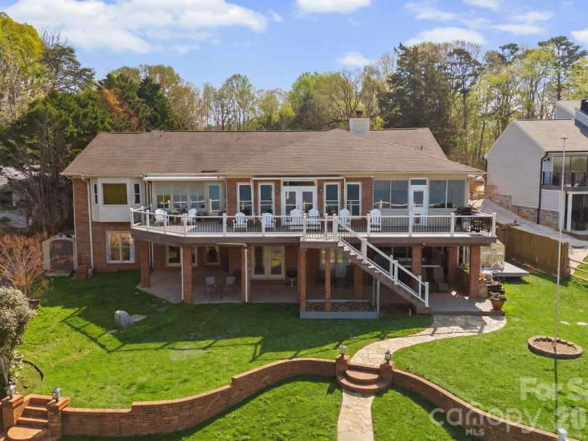 15236 Elena Drive, Charlotte, NC 28278.  MLS# CAR4368720, YatesRealty ID 16227. 