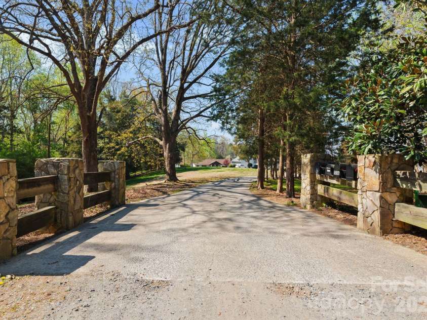 15236 Elena Drive, Charlotte, NC 28278.  MLS# CAR4368720, YatesRealty ID 16227. Private Approach Clipper Point