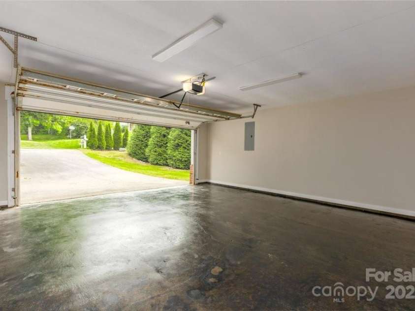 74 Eastmoor Drive, Asheville, NC 28805.  MLS# CAR4264542, YatesRealty ID 16228. 