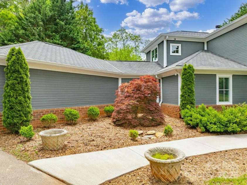 74 Eastmoor Drive, Asheville, NC 28805.  MLS# CAR4264542, YatesRealty ID 16228. 