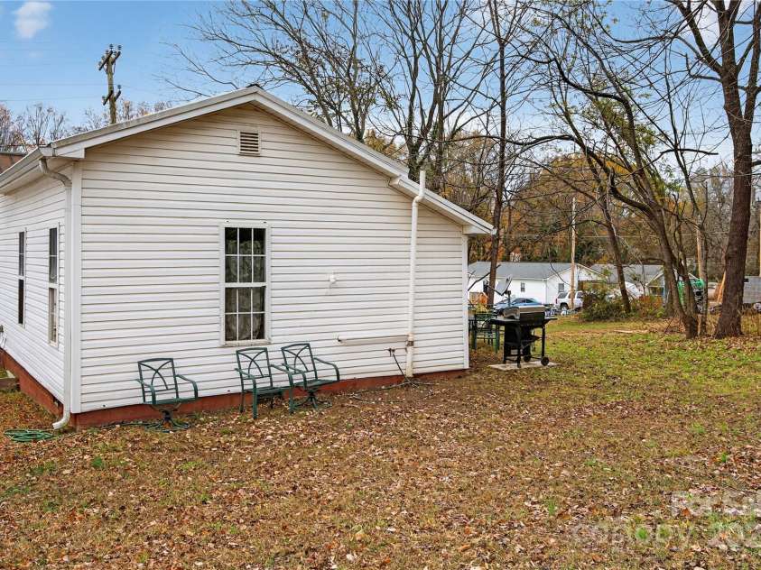 1115 8th Street, Statesville, NC 28677.  MLS# CAR4322610, YatesRealty ID 1623. 