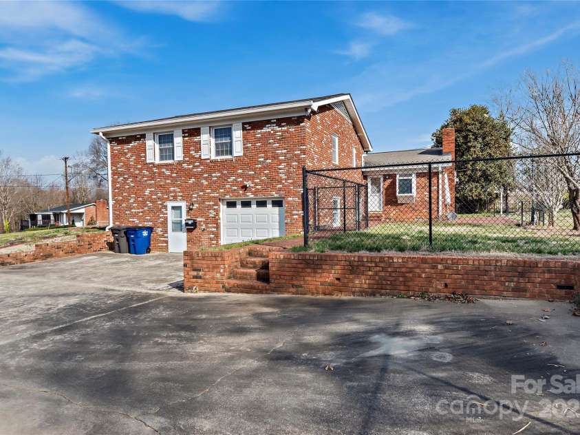 4844 Westchester Road, Winston Salem, NC 27103.  MLS# CAR4234068, YatesRealty ID 16232. 