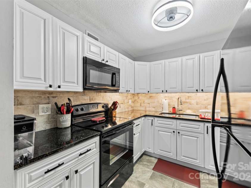 123 Carriage House Drive, Kannapolis, NC 28081.  MLS# CAR4249166, YatesRealty ID 16233. 