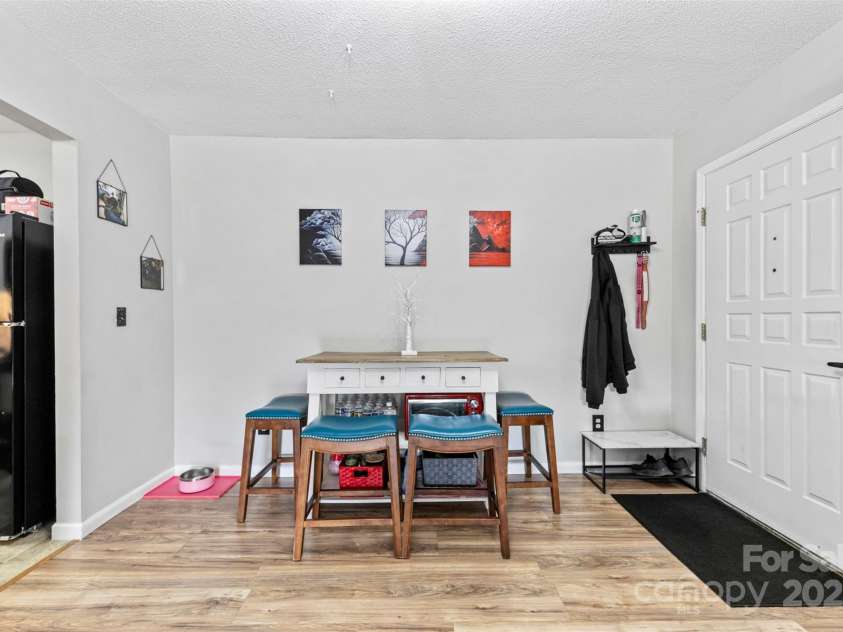 123 Carriage House Drive, Kannapolis, NC 28081.  MLS# CAR4249166, YatesRealty ID 16233. Dining area