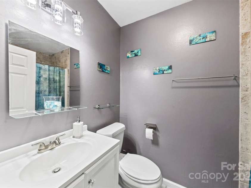 123 Carriage House Drive, Kannapolis, NC 28081.  MLS# CAR4249166, YatesRealty ID 16233. Guest bathroom