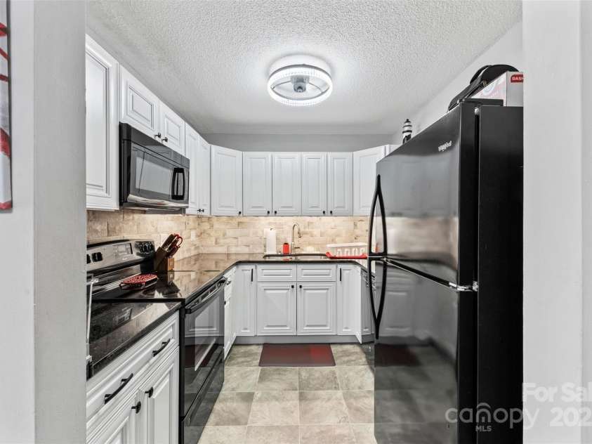 123 Carriage House Drive, Kannapolis, NC 28081.  MLS# CAR4249166, YatesRealty ID 16233. Kitchen