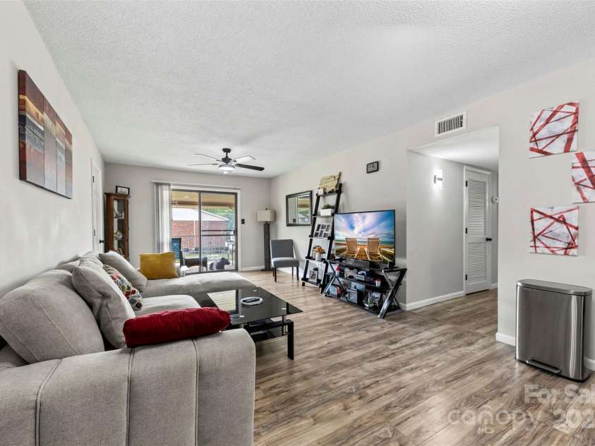 123 Carriage House Drive, Kannapolis, NC 28081.  MLS# CAR4249166, YatesRealty ID 16233. Living room