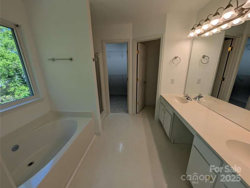 6846 Beverly Springs Drive, Charlotte, NC 28270.  MLS# CAR4245896, YatesRealty ID 16234. 