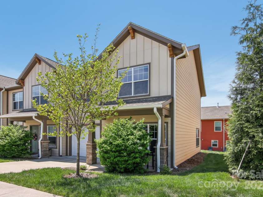 1110 Lynwood Forest Road, Arden, NC 28704.  MLS# CAR4247700, YatesRealty ID 16236. Charming End Unit