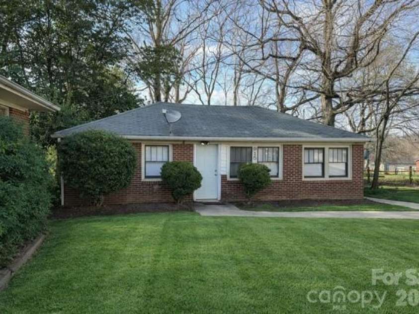 911 Hickory Grove Road, Gastonia, NC 28056.  MLS# CAR4372009, YatesRealty ID 16238. 