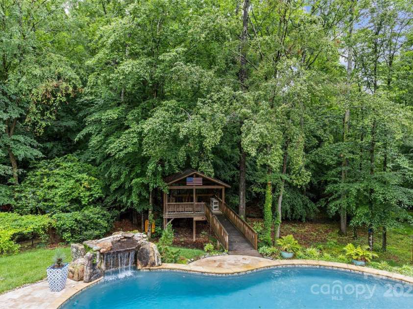 9513 Tresanton Drive, Charlotte, NC 28210.  MLS# CAR4253471, YatesRealty ID 16238. 
