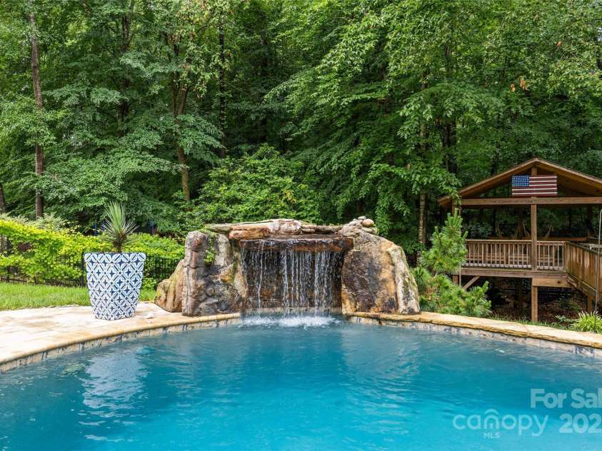 9513 Tresanton Drive, Charlotte, NC 28210.  MLS# CAR4253471, YatesRealty ID 16238. 