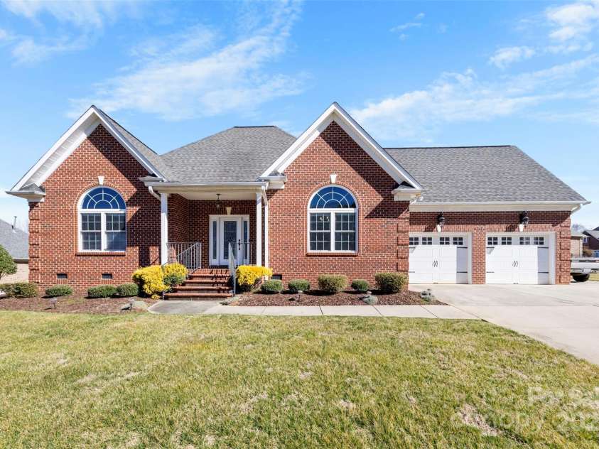 9016 Heather Trace, Gastonia, NC 28056.  MLS# CAR4227493, YatesRealty ID 1624. 