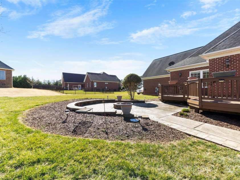 9016 Heather Trace, Gastonia, NC 28056.  MLS# CAR4227493, YatesRealty ID 1624. 