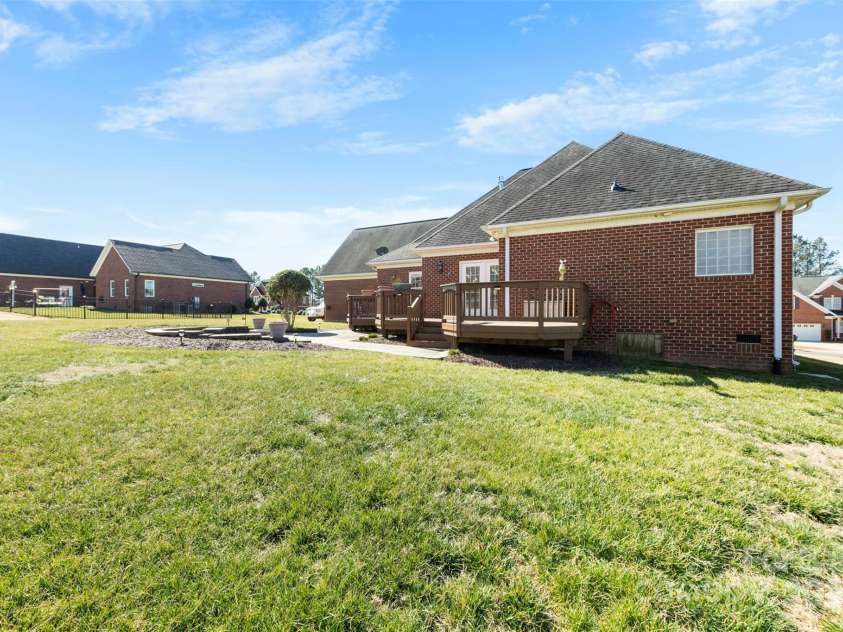 9016 Heather Trace, Gastonia, NC 28056.  MLS# CAR4227493, YatesRealty ID 1624. 