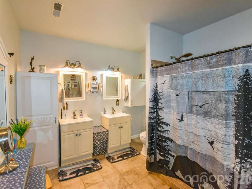 945 Country Club Road, Brevard, NC 28712.  MLS# CAR4374960, YatesRealty ID 16240. 