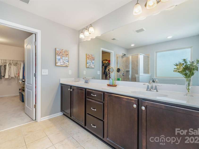 3034 Oakmere Road, Waxhaw, NC 28173.  MLS# CAR4235742, YatesRealty ID 16241. Owner Suite with Walk-in closet, Garden Tub and separate Shower