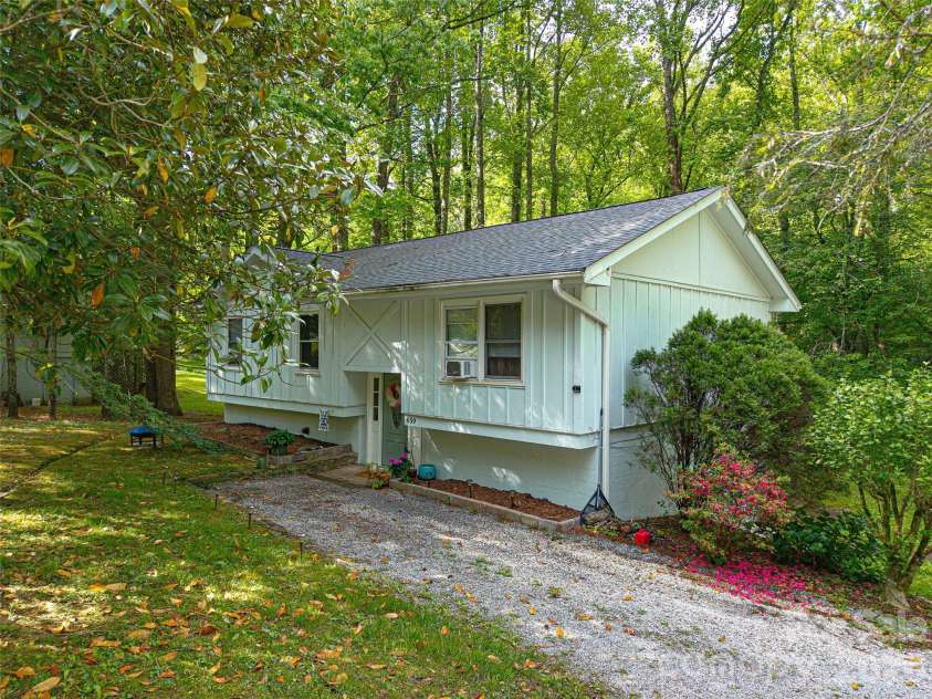659 Salisbury Road, Hendersonville, NC 28792.  MLS# CAR4375304, YatesRealty ID 16244. 