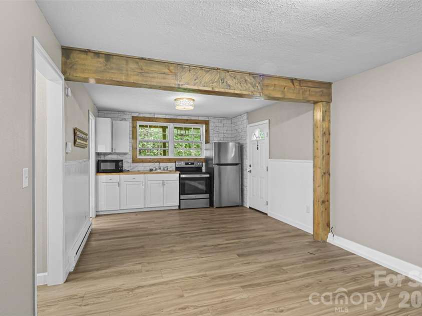 659 Salisbury Road, Hendersonville, NC 28792.  MLS# CAR4375304, YatesRealty ID 16244. 