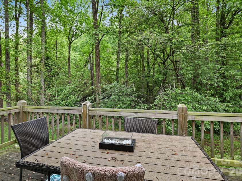 659 Salisbury Road, Hendersonville, NC 28792.  MLS# CAR4375304, YatesRealty ID 16244. 