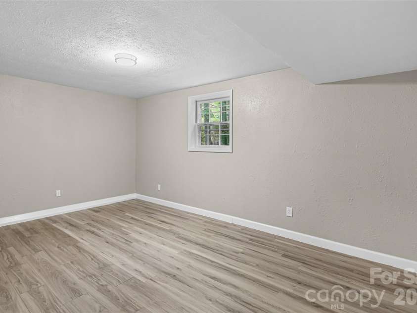 659 Salisbury Road, Hendersonville, NC 28792.  MLS# CAR4375304, YatesRealty ID 16244. 