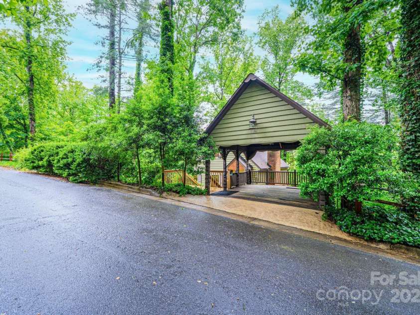 809 Westminster Circle, Lenoir, NC 28645.  MLS# CAR4263650, YatesRealty ID 16247. 