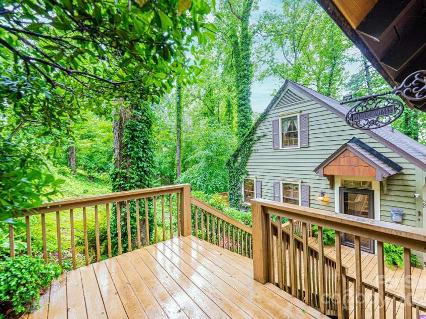 809 Westminster Circle, Lenoir, NC 28645.  MLS# CAR4263650, YatesRealty ID 16247. 