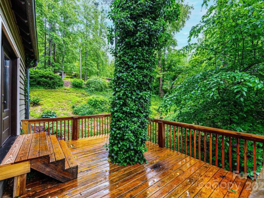 809 Westminster Circle, Lenoir, NC 28645.  MLS# CAR4263650, YatesRealty ID 16247. 