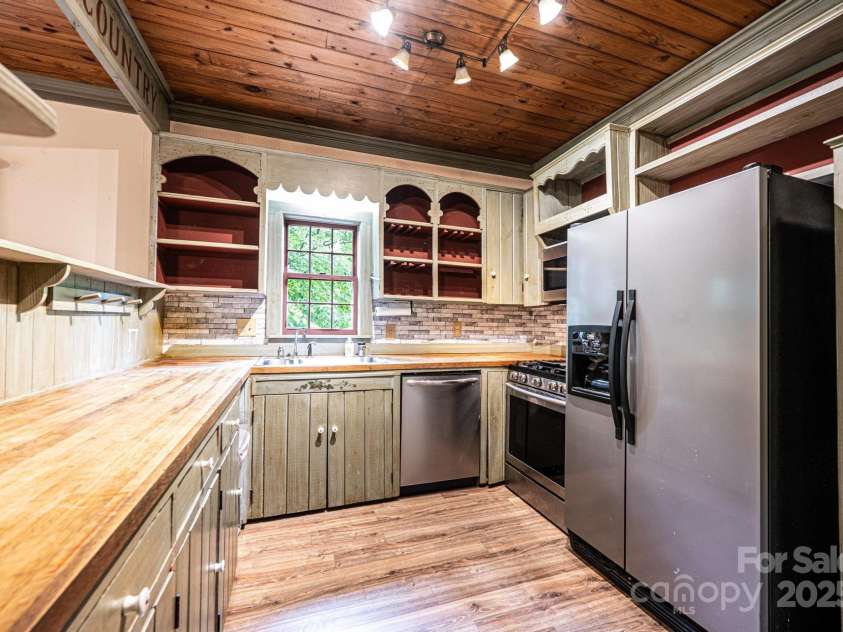 809 Westminster Circle, Lenoir, NC 28645.  MLS# CAR4263650, YatesRealty ID 16247. 