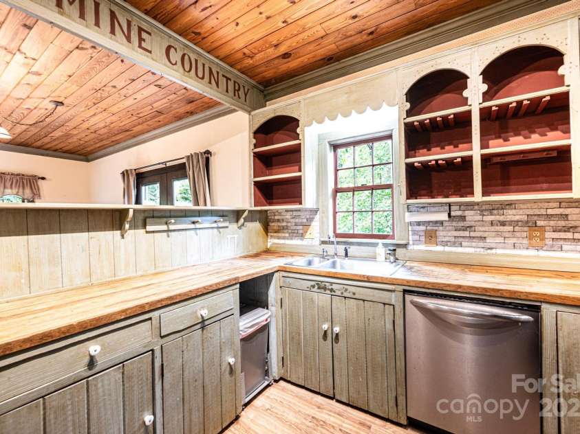 809 Westminster Circle, Lenoir, NC 28645.  MLS# CAR4263650, YatesRealty ID 16247. 