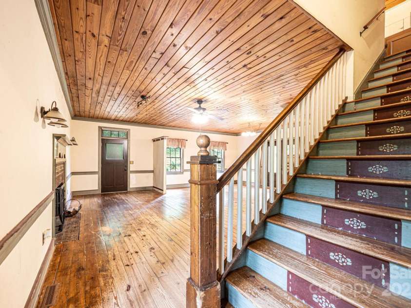 809 Westminster Circle, Lenoir, NC 28645.  MLS# CAR4263650, YatesRealty ID 16247. 