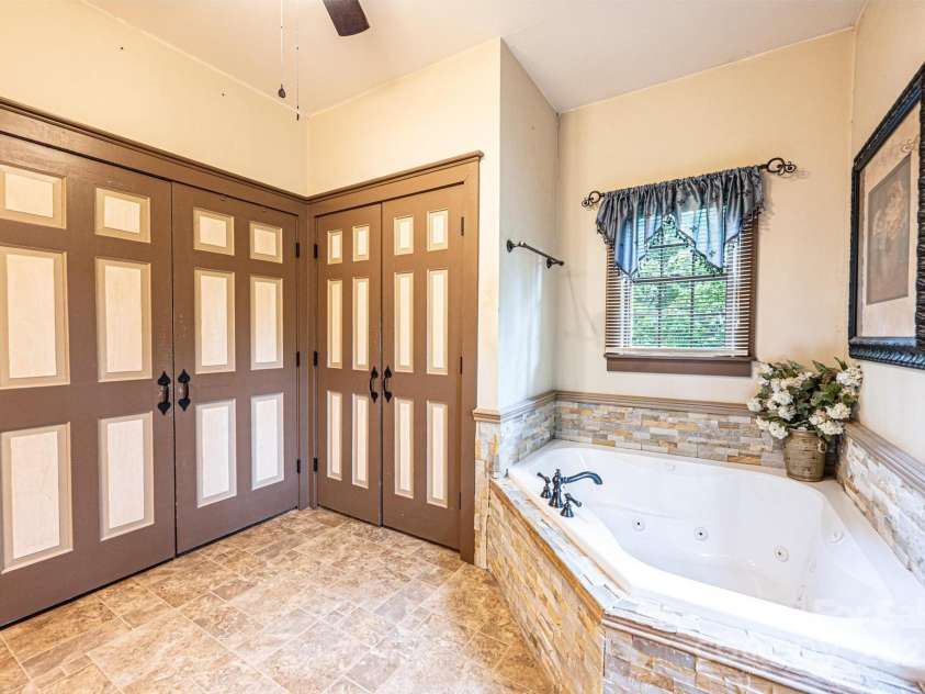 809 Westminster Circle, Lenoir, NC 28645.  MLS# CAR4263650, YatesRealty ID 16247. 