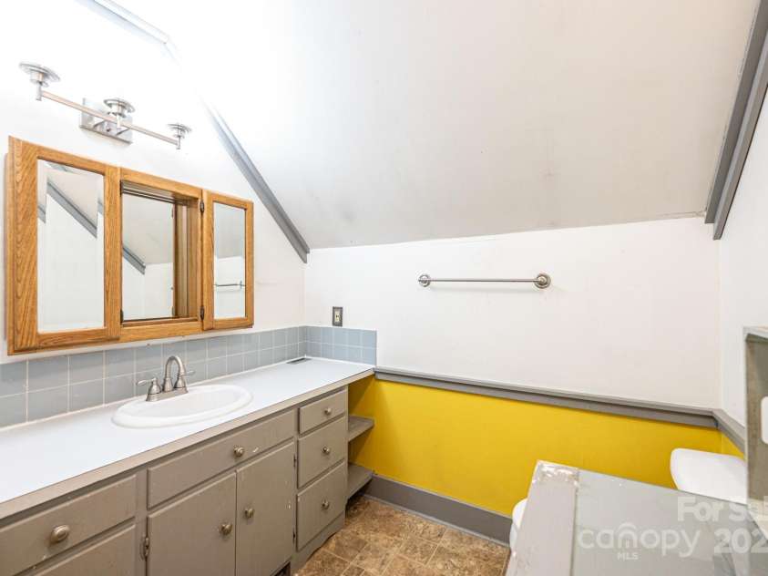 809 Westminster Circle, Lenoir, NC 28645.  MLS# CAR4263650, YatesRealty ID 16247. 