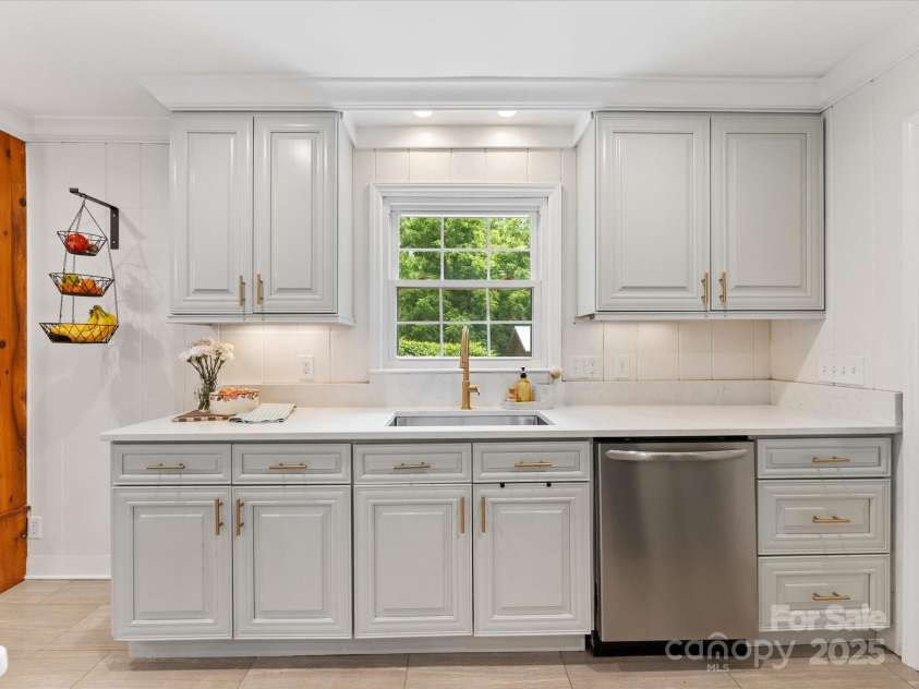 3042 Cresthill Drive, Charlotte, NC 28212.  MLS# CAR4264895, YatesRealty ID 16248. 