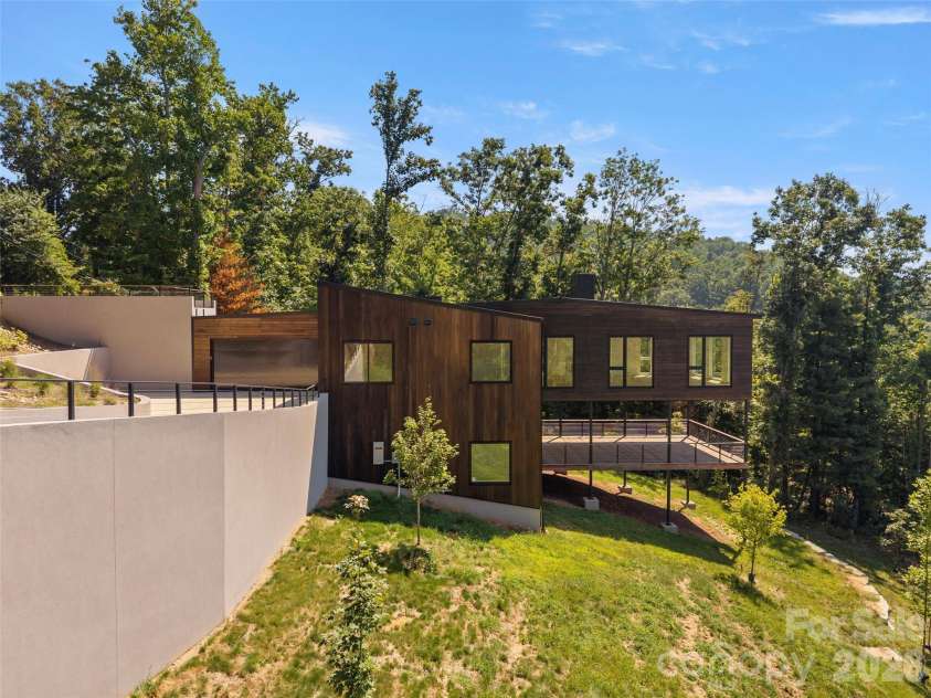 641 Elk Mountain Scenic Highway, Asheville, NC 28804.  MLS# CAR4364481, YatesRealty ID 16249. 
