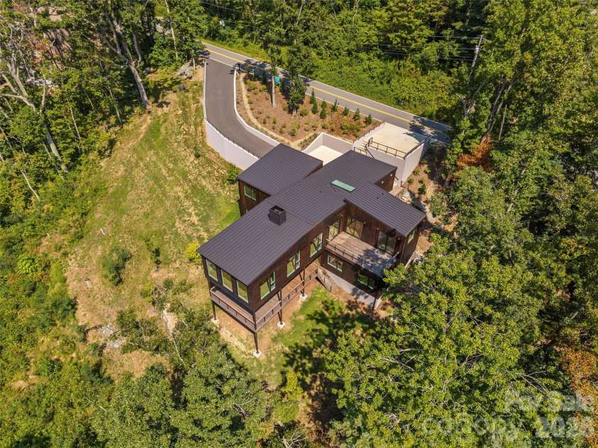 641 Elk Mountain Scenic Highway, Asheville, NC 28804.  MLS# CAR4364481, YatesRealty ID 16249. 
