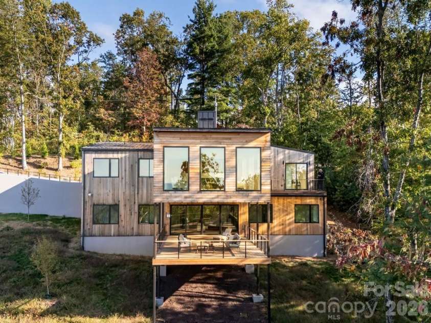 641 Elk Mountain Scenic Highway, Asheville, NC 28804.  MLS# CAR4364481, YatesRealty ID 16249. © David Sundberg/Esto