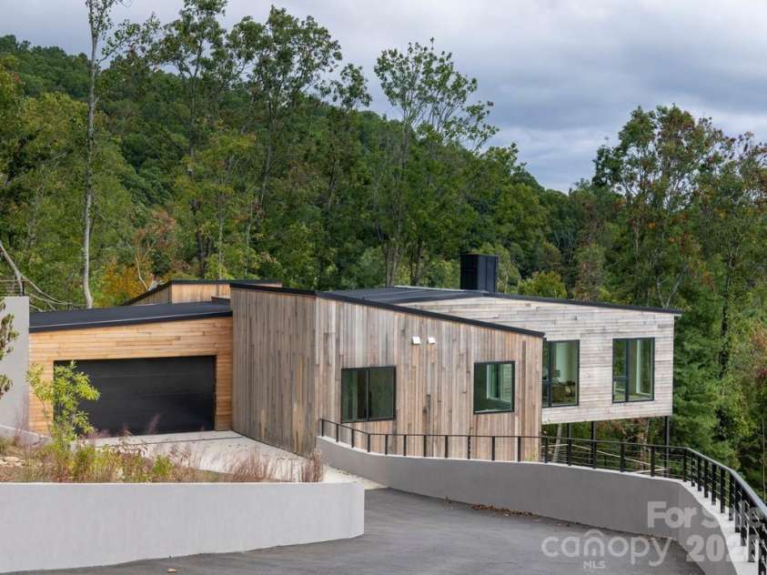 641 Elk Mountain Scenic Highway, Asheville, NC 28804.  MLS# CAR4364481, YatesRealty ID 16249. © David Sundberg/Esto
