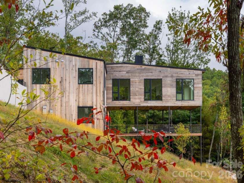 641 Elk Mountain Scenic Highway, Asheville, NC 28804.  MLS# CAR4364481, YatesRealty ID 16249. © David Sundberg/Esto