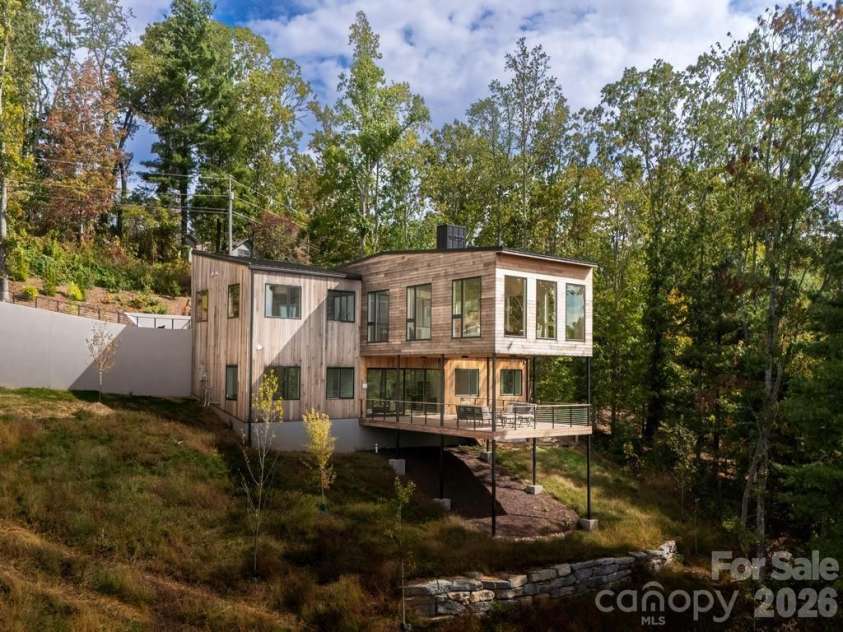 641 Elk Mountain Scenic Highway, Asheville, NC 28804.  MLS# CAR4364481, YatesRealty ID 16249. © David Sundberg/Esto