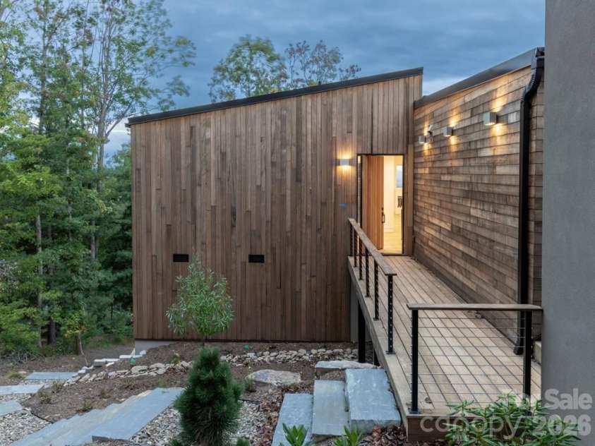 641 Elk Mountain Scenic Highway, Asheville, NC 28804.  MLS# CAR4364481, YatesRealty ID 16249. © David Sundberg/Esto